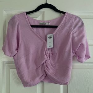 Abercrombie & Fitch Knot-Front Flutter Sleeve Crop Top
Color: LIGHT PINK DD